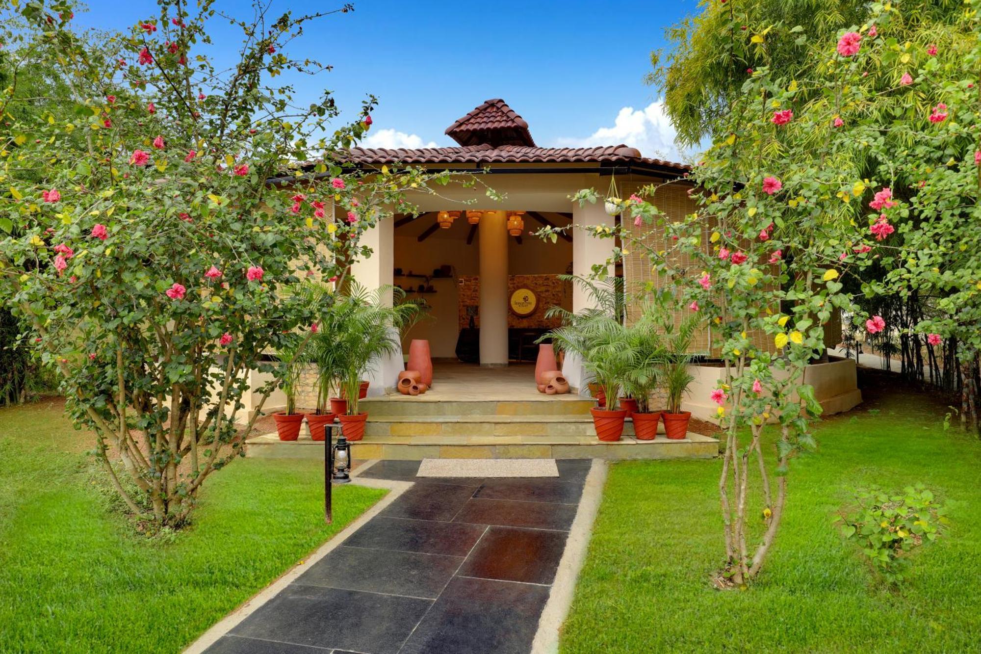 Lemon Tree Wildlife Resort, Kanha Exterior photo
